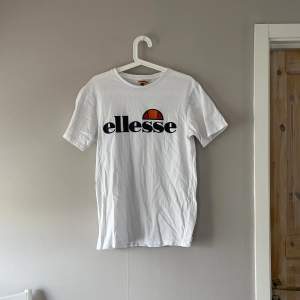 Säljer den här balla T-shirten från Ellesse 🌺🚌🌊 ganska lång, så sitter perfekt lite oversize för mig som bär M i vanliga fall. Kan mötas upp i Söderköping eller Norrköping eller frakta 🌈