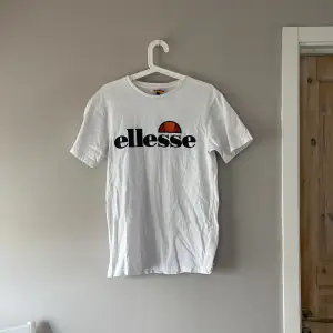 Säljer den här balla T-shirten från Ellesse 🌺🚌🌊 ganska lång, så sitter perfekt lite oversize för mig som bär M i vanliga fall. Kan mötas upp i Söderköping eller Norrköping eller frakta 🌈