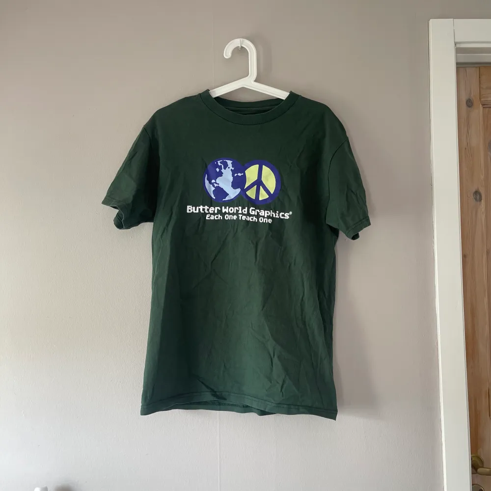Säljer den här coola mörkgröna T-shirten med tryck från märket BUTTER 💚 endast använd ett fåtal gånger. Kan mötas upp i Söderköping eller Norrköping eller frakta 🚌. T-shirts.