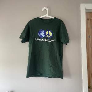 Säljer den här coola mörkgröna T-shirten med tryck från märket BUTTER 💚 endast använd ett fåtal gånger. Kan mötas upp i Söderköping eller Norrköping eller frakta 🚌