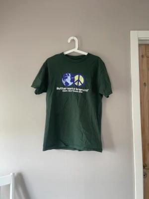 BUTTER T-shirt  - Säljer den här coola mörkgröna T-shirten med tryck från märket BUTTER 💚 endast använd ett fåtal gånger. Kan mötas upp i Söderköping eller Norrköping eller frakta 🚌