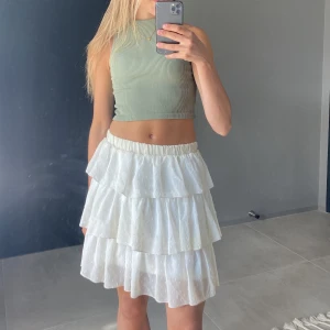 Kjol - Vit volangkjol från Raglady🤍 Storlek M-L men skulle säga att den passar alla på grund av stretchen 