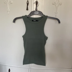 Grönt ribbat linne - Ribbat linne i en grön färg. Använd ett fåtal gånger, inga defekter 💚