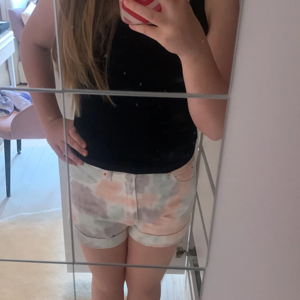 Ett par unika shorts från märket Bellerose. Sparsamt använda och är k nyskick😍😍 strl 14 men passar nog xs och kanske s💗 nypris: ca 900 kr, mitt pris 440💞💞 pris kan diskuteras❣️. Shorts.