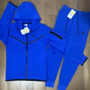 Nike Tech Fleece Royal Blue  - Säljer min Royale Blue nike tech fleece. Perfekt skick använd 2-4 gånger. Limited edition modellen säljs inte längre. Storlek M. Passar även som S.