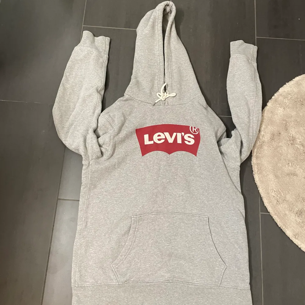 En knappt använd Levis hoodie som är super skön. Köpt för 719kr. Hoodies.