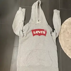 En knappt använd Levis hoodie som är super skön. Köpt för 719kr