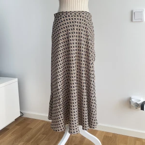 Kjol H&M st 38 - Festkjol  Längd 75 cm