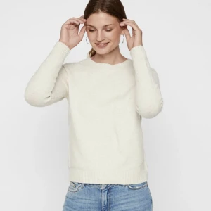 Stickad tröja  - Säljer min beiga stickade tröja från vero Moda. Använd men i fint skick, lite nopprig pga tvätt vilket är svårt att komma undan. Storlek XS.