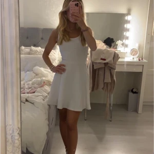 Klänning - Super fin klänning perfekt för student/skolavslutning! Den är endast använd en gång och är i nyskick🥰🤍 strl 32 men sitter som en Xs. Skriv för fler bilder💕