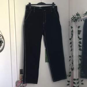 Svarta baggy jeans med vita sömmar. 44 herrstorlek men är något insydda så passar nog M/L