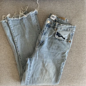 Ljusblåa jeans  - Säljer dessa jeans från lager 157 i storlek s, jeansen är använda fåtal gånger men är så gott som nya! köpte de för nått år sedan för 300, mitt pris 15kr, har du ytligare frågor är det bara att kontakta mig privat