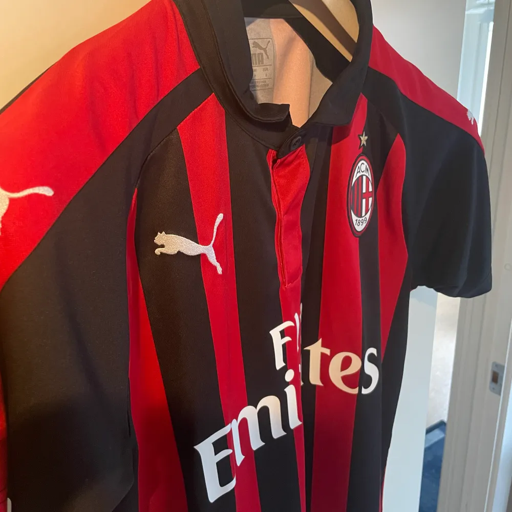Ac Milan Italien matchtröja 2018 2019   Skick: 8/10 Storlek: S  Säljs då jag tömmer garderoben och vill bli av med gamla kläder.. T-shirts.