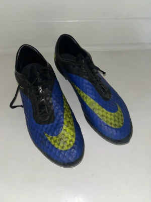 Fotbollsskor Nike hypervenom 1 - Ett par lila Nike hypervenom 1. Skorna är använda och lite smutsiga, men ändå i bra skick, utan några tydliga skador. Skorna är i storlek 46.