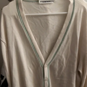 Cardigan bomull  - Från märket The shirt Factory. Tunn, passar för sommaren.