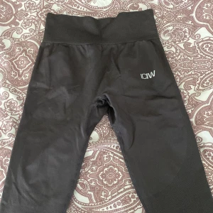ICIW träningsbyxor  - Oanvända träningsbyxor från ICIW råkade ta bort taggen innan jag testade de, så endast testade men storleken var för stor för mig , färgen är grått/lila mörk 
