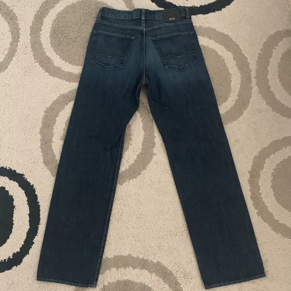 mörkblåa straightleg Hugo Boss jeans. Knappt använd och i bra kondition.. Jeans & Byxor.