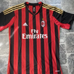 AC Milan 13/14 Fotbollströja  - ⚽️🌶💥Sjukt snygg AC Milan fotbollströja från 13/14 säsongen⚽️🍉🌶! Ställ gärna frågor om ni undrar något🤝