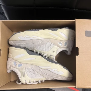 Yeezy 700 ”analog” - Säljer dessa Yeezy 700 Analog Size: 42 Cond: 9/10 Pris: 3000:-  Skriv för fler bilder eller frågor 😁  150+ referenser 
