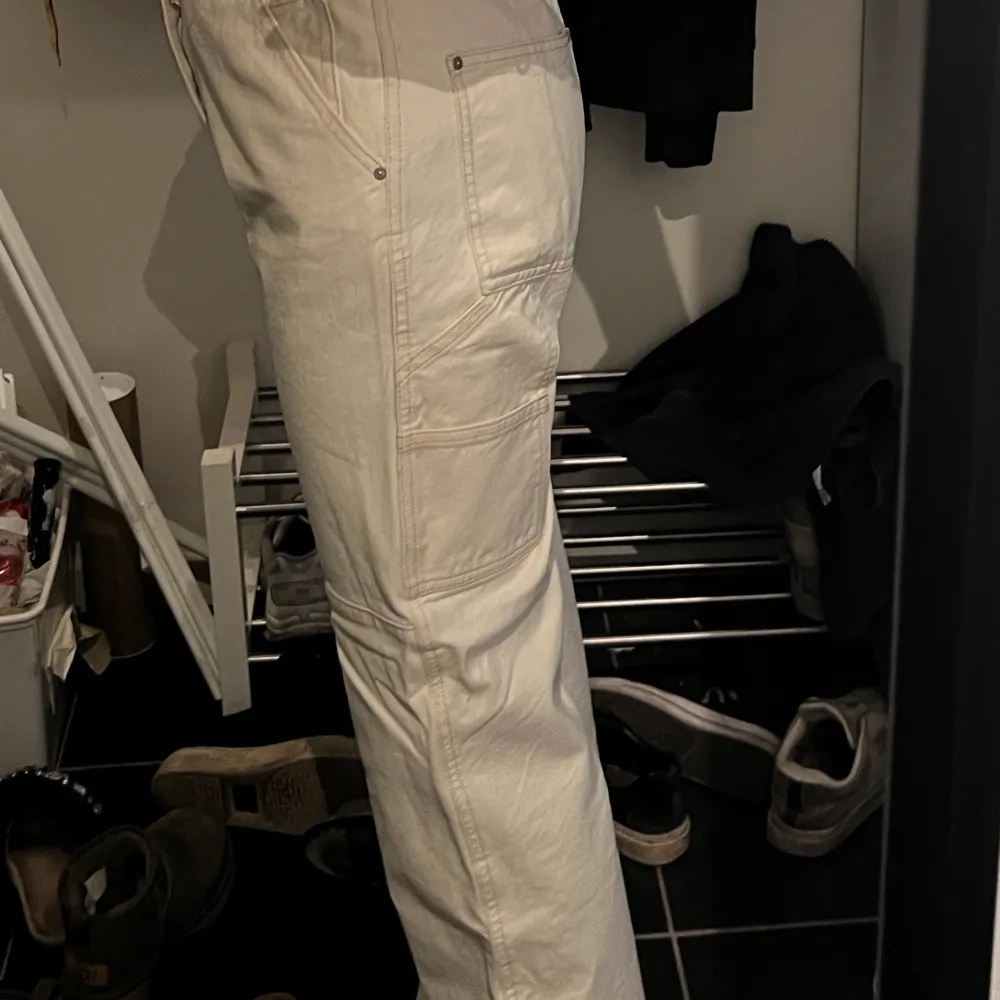 Säljer mina cargopants från mango i stolen 34. Säljer pga jag inte får önskad passform i dessa. Passar 34/38 beroende på hur man vill att passformen ska sitta. Nypris 599, säljer för 450, använda 2 gånger . Jeans & Byxor.