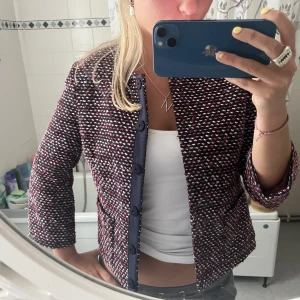 Trekvartsärmad jacka - Säljer denna röd/blåa Trekvartsärmade jackan💕