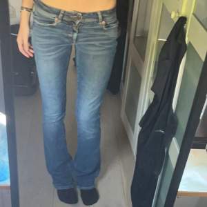 Bootcut jeans från american eagle💙 Använd ett par få gånger, men har inga synliga skador, innerbenslångd: 82 cm midja: 32 cm💕 Frakt ingår inte i priset, o använd gärna köp nu funktionen. Pris kan diskuteras💓💓Är 175 cm lång 