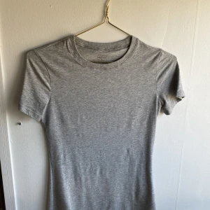 Intimissimi t-shirt - Aldrig använt för att den färgen passar inte mig, jätte fin tröja, formar jätte fint kroppen, köpt för 159kr