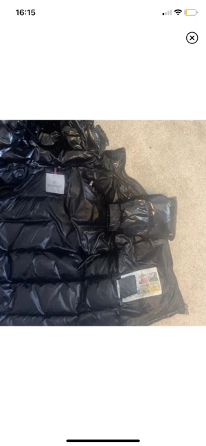 Moncler jacka  - Säljer denna svarta Moncler jacka! Köpt i våras men inte kommit till andväning! Inga söndriga sömmar och så gott som ny! Inget kvitto tyvärr då jag slängde det, därför jag säljer för billigt pris eftersom många gärna uppskattar kvitto!❤️