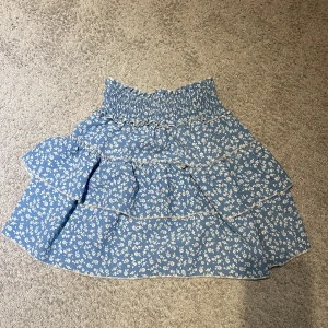 Volangkjol - Super fin kjol men kommer inte till användning