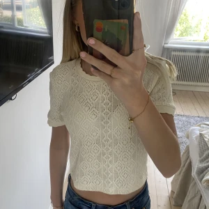 Vit zara topp - Säljer denna jättefina stickade toppen från zara då den inte kommer till användning längre. Fint skick och knappt använd