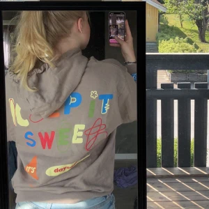 Brun hoodie  - Ljusbrun hoodie från asos med texten ”keep it sweet” på ryggen, använd max 1 gång💕