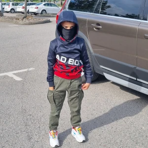 Barn hoddie  - Barn hodie stl 122 i mycket bra skick,  inköpt på Zalando för 450 kr