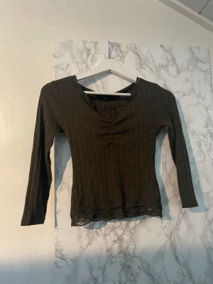 Söt spetströja🌿 - Jättefin tröja från new yorker som tyvärr inte passar på mig längre💚 Sparsamt använd och i fint skick!