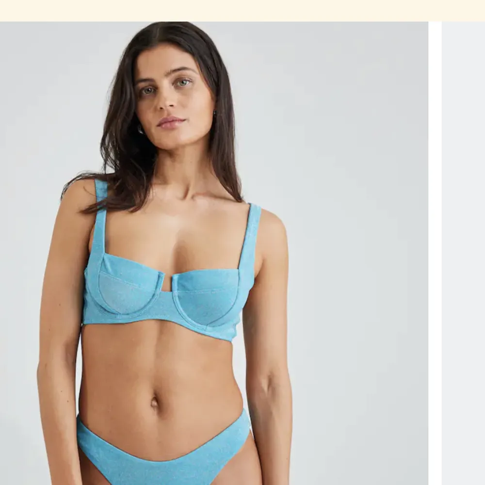 Jättefin glittrig bikini från Bikbok. Aldrig använd, utan lappar kvar. Överdelen är storlek M och underdelen i XS. Nypris 329kr. Köp direkt för 100kr. Övrigt.