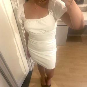 Klänning  - Vit stretchig klänning från Bikbok storlek S. Endast använd en gång, nyskick. 