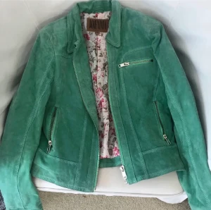 Jofama jacka - Jofama mockajacka grön. Superfräsch nu till våren. Säljer pga att den är för liten för mig. Den är använd så syns lite får färgen, därför lägre pris.