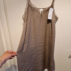 Nattlinne - Oanvänt nattlinne. Guldchampange-färgat.