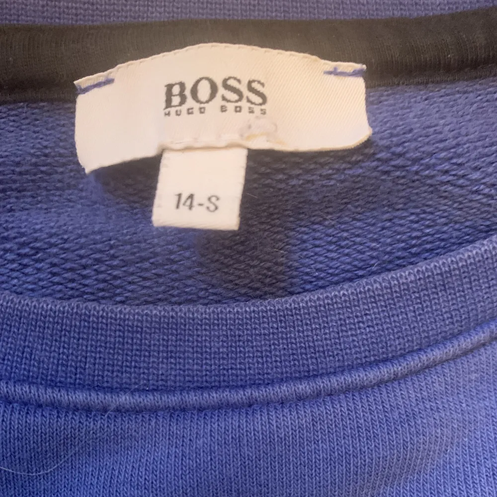 Hej! Säljer denna Hugo Boss tröja😁Den är inte använd så mycket och är i bra skick. Hör av er vid intresse😊. Tröjor & Koftor.
