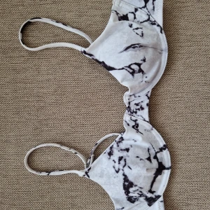 Bikini överdel - Separat bikini överdel. Strl M men jag anser den mer som strl S. Jag köpte den begagnad, den passar tyvärr inte mig. 