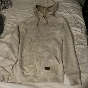 Beige zip - Storlek M men rätt så tajt i ärmarna, fick i julklapp och har aldrig använt. Tags finns på
