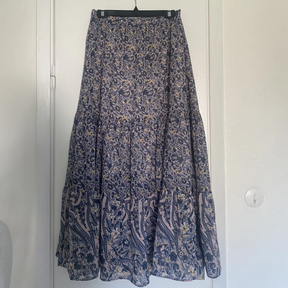 Mönstrad kjol köpt från indiska,Storlek S. Jätte bra skick då endast använd en gång. Perfekt till sommaren!!. Kjolar.