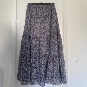 Mönstrad kjol köpt från indiska,Storlek S. Jätte bra skick då endast använd en gång. Perfekt till sommaren!!
