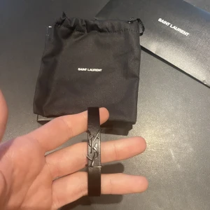 Saint Laurent armband - Tja, säljer mitt skit snygga ysl armband då de ej används längre Använt fåtal gånger Allt og med följer  Nypris 2800 mitt pris 1700 Storlek M vilket motsvarar 17cm( normalt) 