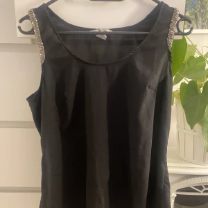 Topp - Basic linne men med as fina detaljer på ärmarna 🫶🏼 Perfekt för vardags o fest 😍