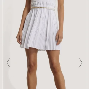 Vit kjol  - Vit jättesöt kjol från nakd som knappt är använd💓 (smycket i midjan medföljer inte)