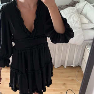 Klänning - Snygg somrig svart klänning från shein men köpt på sellpy. Har köpt en annan så denna kommer inte till användning. 