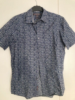 Skjorta från Michael Kors - Snygg skjorta från Michael Kors perfect inför sommaren. Pris kan diskuteras 