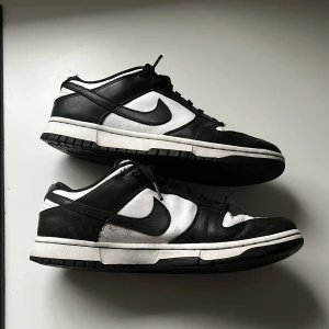 Dunk low panda - Säljer då de varken används eller passar längre. Creasade och slitage då de har använts flitigt Köpta i butik på hypemarket i Göteborg och såklart äkta. 