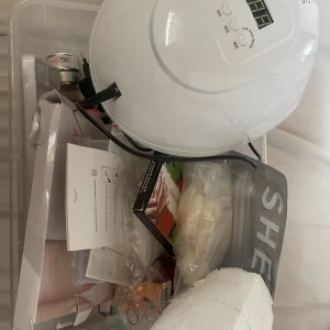 Gele nagelkit - ALLT I ETT!  Ingår  - två gelé burkar, primer, top lack, nagelolja - filar, nagelwipes, cleaner, nagelbandskniv… -nagelfil elektronisk  -nagellampa -glitter,klistermärken,paljetter, -12 stycken fulla gelé nagellack - fake fingrar man kan öva på -små saker