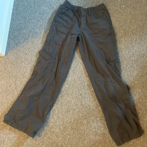 Lågmidjade Cargos - så snygga luftiga cargo byxor som jag köpt för 800kr på Urban outfitters. Använd ett fåtal gånger och inga defekter. Säljer eftersom jag inte använder de och behöver pengar 💕